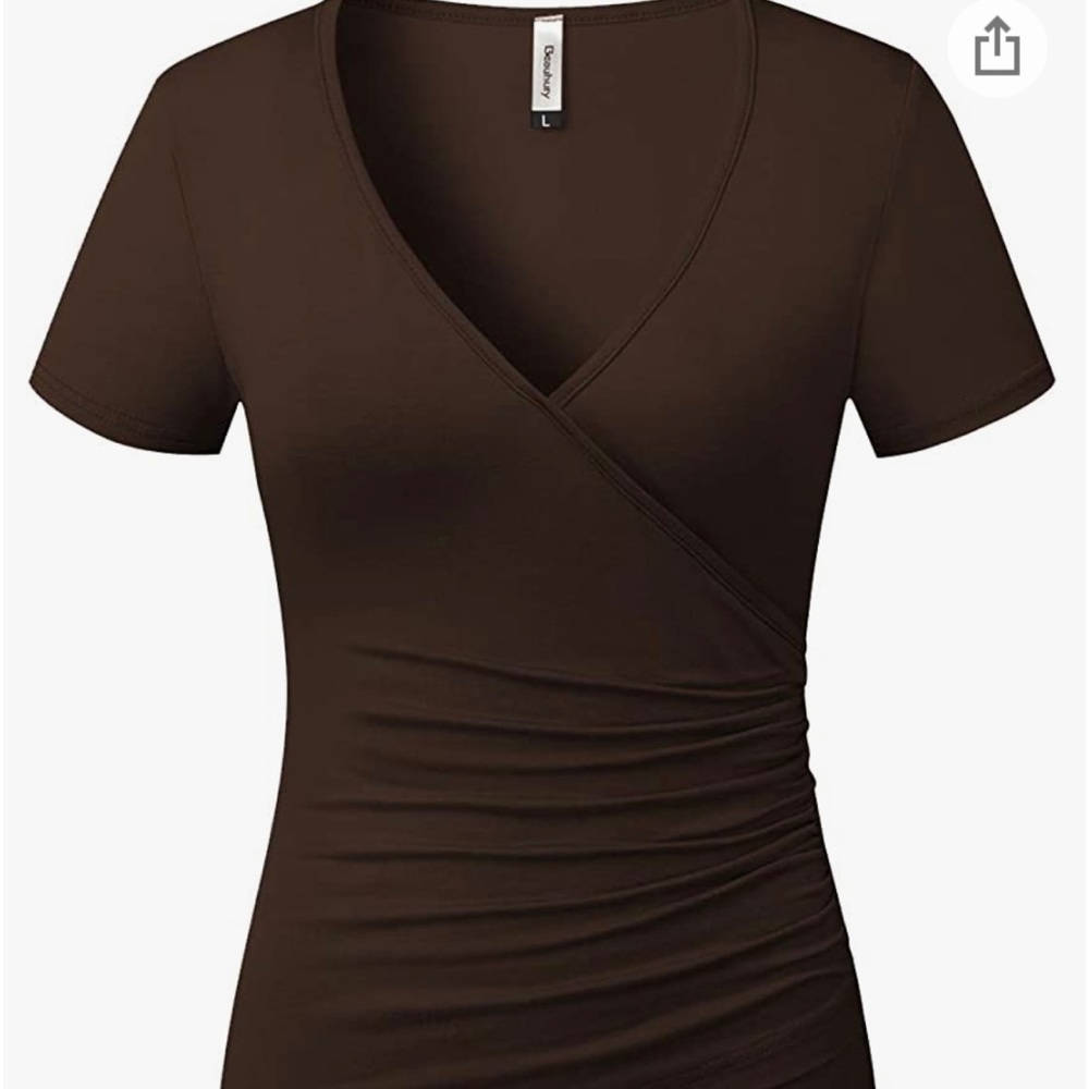 3/$15 💰Women’s cute short sleeve v-neck top. NWT